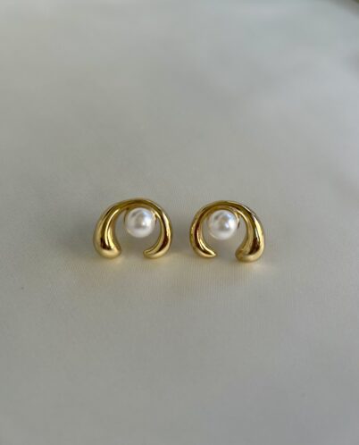 IVORY MUSE EARRING